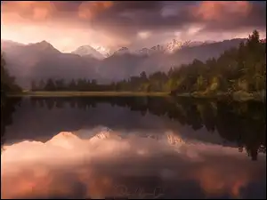 Jezioro Mapourika w Nowej Zelandii