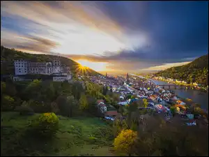 Zachód słońca i promienie słoneczne nad miastem Heidelberg w Niemczech