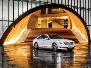 srebrny Cadillac CT6 Sedan przed gmachem