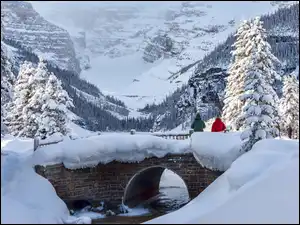 Kamienny most na jeziorze Louis w Park Narodowy Banff w Kanada