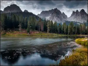 Włochy, Drzewa, Chmury, Masyw Tre Cime di Lavaredo, Antorno Lake, Jezioro, Góry, Mostek, Dolomity, Prowincja Belluno