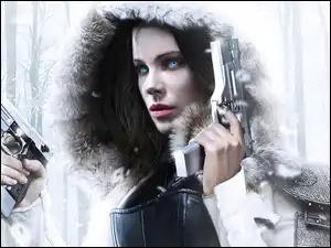 Brytyjska aktorka Kate Beckinsale z pistoletami na plakacie filmu Underwold