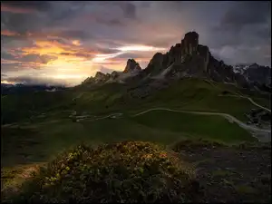 Zachód słońca, Przełęcz, Łąka, Włochy, Chmury, Dolomity, Góry, Droga, Passo di Giau, Wzgórza, Kręta, Prowincja Belluno