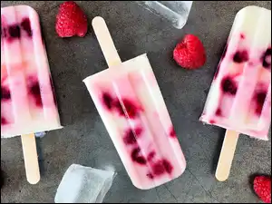 Lody malinowe z kostkami lodu