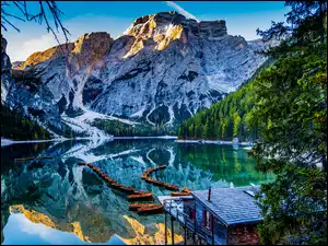 Drzewa, Drewniany, Dom, Dolomity, Południowy Tyrol, Włochy, Pragser Wildsee, Jezioro, Góry, Łódki