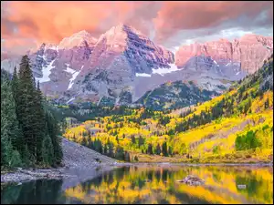 Odbicie, Drzewa, Jesień, Stany Zjednoczone, Szczyty Maroon Bells, Góry Skaliste, Maroon Lake, Jezioro, Stan Kolorado, Chmury
