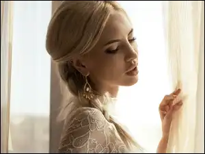 Dziewczyna przy oknie