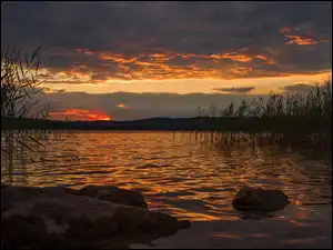 Wieczór, Ciemne, Trzciny, Zachód słońca, Skały, Jezioro, Chmury