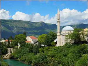 Mostar, Bośnia i Hercegowina, Rzeka Neretva, Góry, Meczet Koski Mehmed Pasha, Drzewa