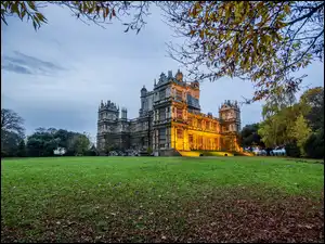 Zamek Wollaton Hall w angielskim parku otoczony drzewami