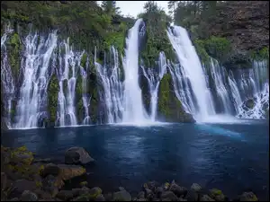 Wodospad Burney Falls w Parku miejskm McArthur