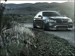 Wzgórza, BMW M5, Droga