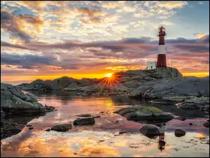 Zachód słońca, Gmina Egersund, Chmury, Wybrzeże, Skały, Wyspa Midbrodoya, Latarnia morska, Norwegia, Eigeroy Lighthouse