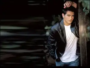 biała koszulka, Jesse Metcalfe, czarna kurtka