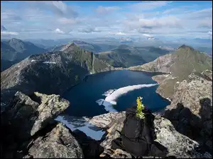 Jezioro pośrodku gór