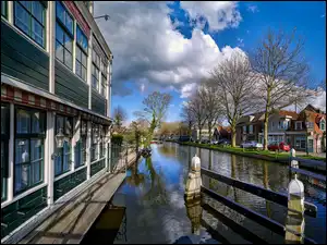 Domy nad kanałem wodnym w holenderskim mieście Edam