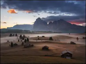 Płaskowyż Seiser Alm, Mgła, Drewniane, Dolina Val Gardena, Góry Sassolungo, Domki, Włochy, Dolomity