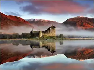 Zamek Kilchurn nad jeziorem Loch Awe