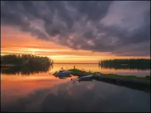 Pomost, Łódka, Chmury, Jezioro, Zachód słońca, Drzewa, Las
