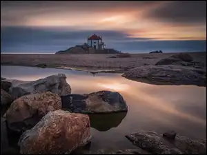 Skały, Portugalia, Kościół, Kamienie, Praia de Miramar, Senhor da Pedra, Chmury, Morze
