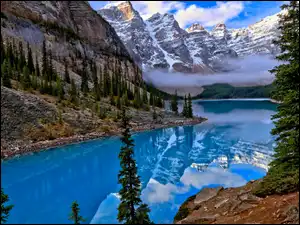 Mgła, Skały, Chmury, Kanada, Park Narodowy Banff, Góry, Drzewa, Odbicie, Las, Jezioro, Moraine Lake, Alberta