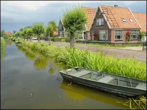 Łódki na rzece przy drodze