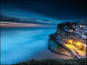 Azenhas do Mar na skałach nad morzem nocą
