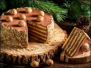 Czekoladowy tort z orzechami na drewnie