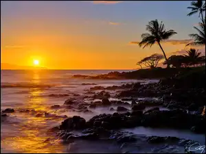 Wyspa Maui na tle zachodu słońca nad morzem
