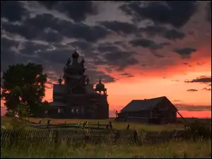 Zachód słońca, Cerkiew, Ogrodzenie, Obwód archangielski, Drzewa, Chmury, Rosja, Łąka