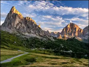 Droga prowadząca w dół we włoskich Dolomitach