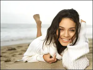 Biały, Plaża, Vanessa Hudgens, Uśmiechnięta, Sweterek