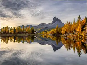 Dolomity, Drzewa, Schronisko, Jesień, Federa Lake, Prowinca Belluno, Las, Jezioro, Dom, Góry, Włochy
