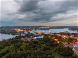 Domy, Drzewa, Mytiszcze, Światła, Rzeka, Obwód moskiewski, Drogi, Most Dmitrovskoye Shosse, Chmury, Zbiornik Klyazma, Rosja