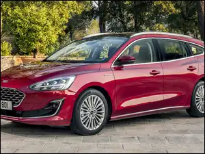 Bordowy Ford Fokus Vignale
