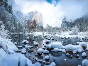 Mgła, Kamienie, Drzewa, Rzeka Merced, Stan Kalifornia, Stany Zjednoczone, Zima, Park Narodowy Yosemite, Góry, Chmury