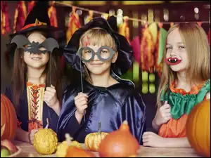 Dzieci w kostiumach na Halloween
