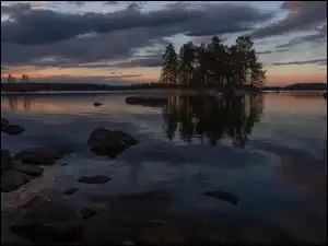 Zachmurzone niebo nad kamiennym jeziorem