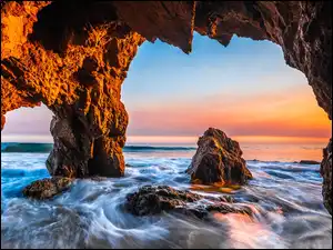 Stany Zjednoczone, Malibu, Hrabstwo Los Angeles, Zachód słońca, Fale, Morze, Plaża El Matador Beach, Jaskinia, Skały, Kalifornia