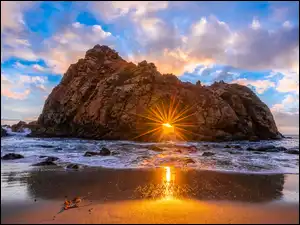Wschód słońca nad Pfeiffer Beach w Kalifornii