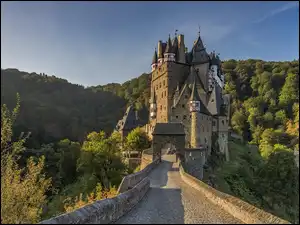 Zamek Eltz otoczony lasami na wzgórzu