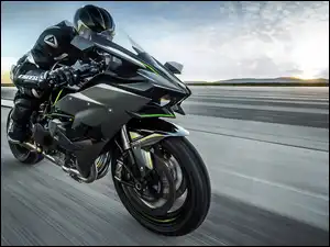 Motocykl Kawasaki Ninja H2R na drodze