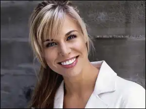 Brooke Burns, Uśmiechnięta