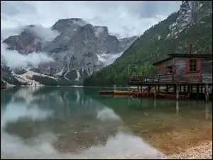 Dolomity, Włochy, Drewniany, Góry, Łódki, Drzewa, Południowy Tyrol, Jezioro, Domek, Lasy, Chmury, Lago di Braies, Pragser Wildsee