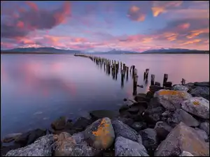 Puerto Natales, Rzeka, Kołki, Patagonia, Niebo, Zachód słońca, Chile, Kamienie
