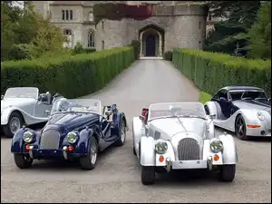 Cztery samochody Morgan Roadster