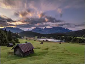 Drzewa, Domek, Miejscowość Krun, Wschód słońca, Jezioro Geroldsee, Bawaria, Drewniany, Góry Karwendel, Chmury, Las, Niemcy