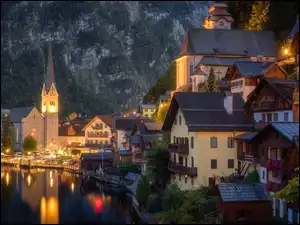 Oświetlone, Domy, Austria, Jezioro Hallstattersee, Hallstatt, Kościół, Góry