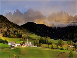 Góry, Lasy, Kościół, Drzewa, Wieś Santa Maddalena, Mgła, Dolomity, Włochy, Domy, Dolina Val di Funes, Chmury