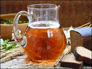 Dzbanek soku obok ciemnego chleba